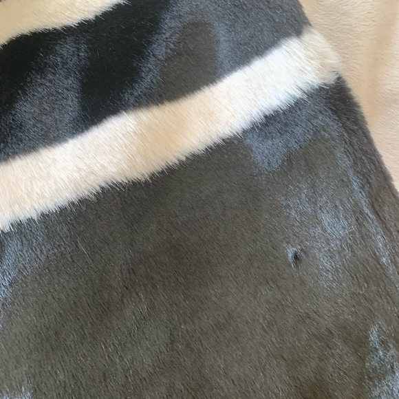 🌸New with tags Chico’s BLACK LABELSTRIPEDFUR VEST - Picture 6 of 6